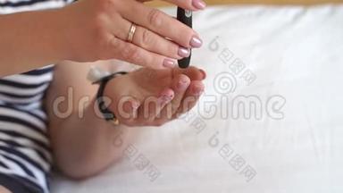 在家里的床上用血糖仪测量血糖的糖尿病女孩。
